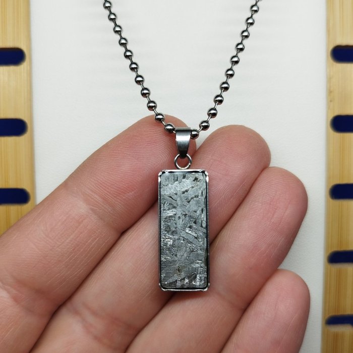 阿勒泰隕石（中國，1898） 帶有鐵隕石的不銹鋼吊墜。 - 2.5 g