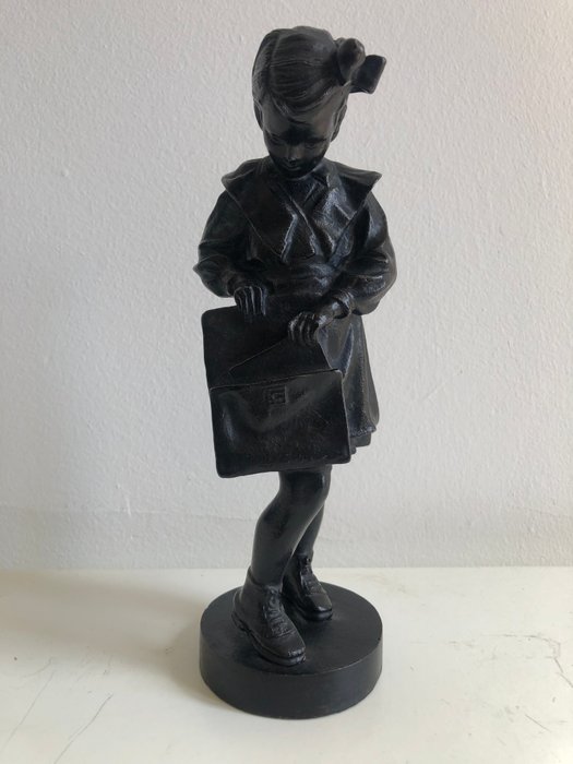Galkina - Borukhovich M.S. - 雕塑, Figurine, fillette russe avec cartable (écolière), URSS - 20 cm - 铁（铸） - 1957