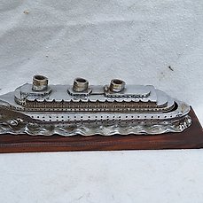 Model van de SS Normandie als bureau ornament- Model van de SS Normandie als bureau ornament – Metaal en hout