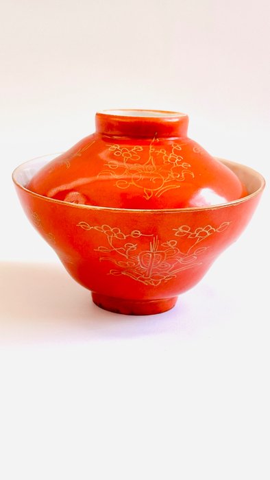 Ciotola in porcellana smaltata rosso corallo e oro - Cina - Dinastia Qing (1644-1911)