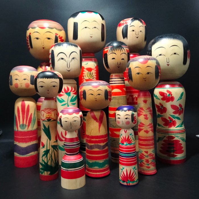 Figurine (12) - Holz, Zwölf traditionelle Kokeshi in verschiedenen Stilen und Größen (32cm-12cm)