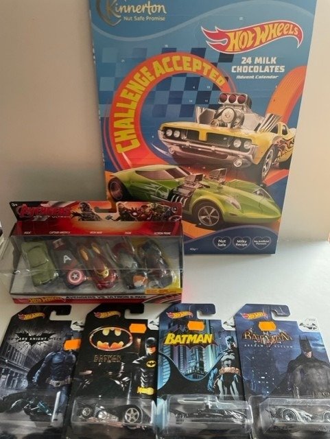 Hot Wheels 1:87 - Modellauto - Advent kalender Hotwheels + helden Batman & Avengers (6 modelli)