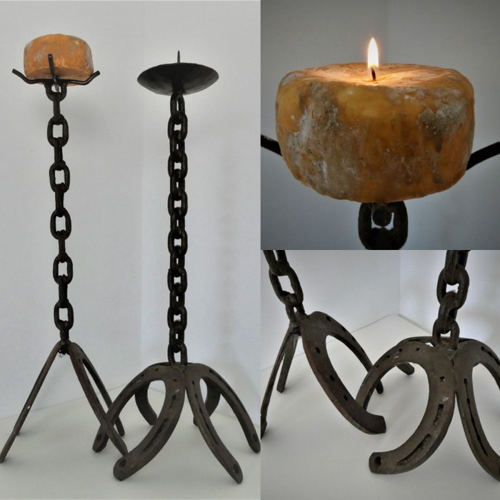 Kerzenhalter 2 schmiedeeiserne Kettenleuchter, die auf einem Hufeisen stehen (2) - Eisen (geschmiedet)