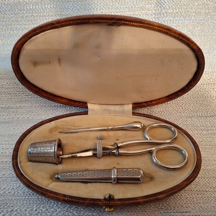 Cassette met zilveren Naaigarnituur, schaartje, vingerhoed, naaldenkoker en priem. ca 1920. - Juego de costura Antiguo