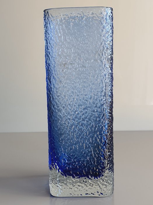 Wazon -  Nostalgiczny, niebieski teksturowany wazon zaprojektowany w Gral-Glashütte  - Szkło