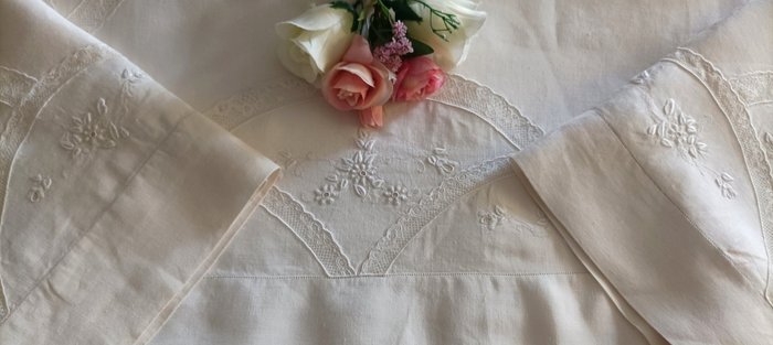 Nydelig laken i rent lin og putevar med fine blonder og håndbroderte blomster - Laken (3)  - 260 cm - 210 cm