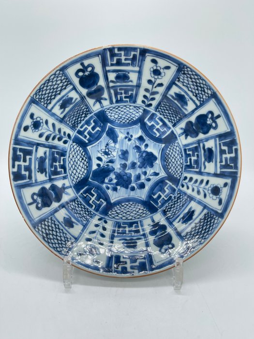 Lautanen - Plate with buddhist symbols - Posliini