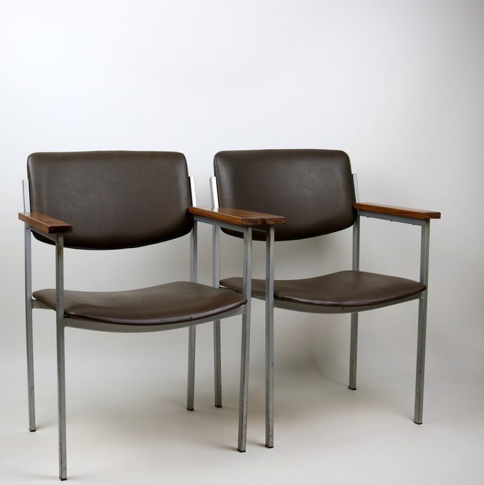 扶手椅 - 兩張椅子 - 鋼製和深棕色人造皮革。