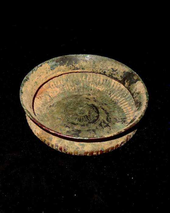 Akhaimenida - Gadroonokkal díszített, rozettával vésett bronz fiálé - Kr.e. 5./3.