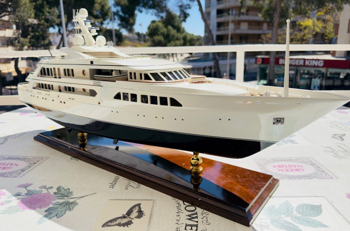 Majestic Yatcht de Luxe maquette bateau bois 90 cm modelisme professionnel 1:14 - Pienoismallivene