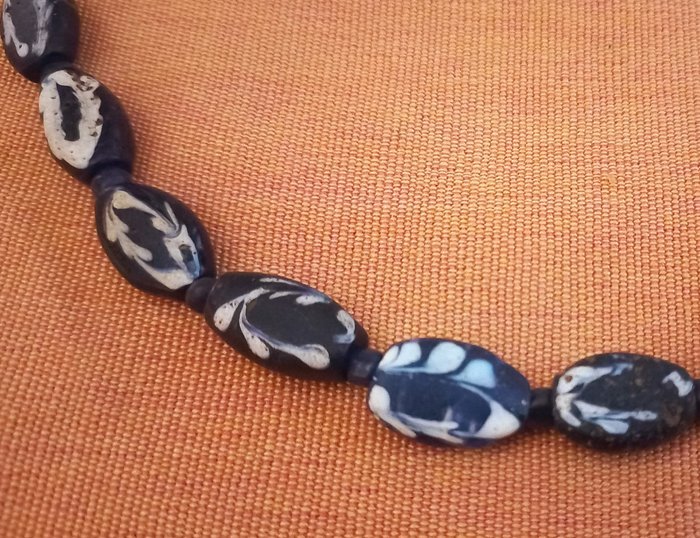 珠子项链，镶有 30 颗罕见的蓝色羽毛珠，约 1870 年。 - 穆拉诺，意大利/西非