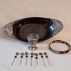 Schaal (10) – Indonesische Schuitvormige Hoornen bak afgezet met Djokja zilver. Hoornen armband met Djokja zilver – 800/1000 zilver en bak en armband van Hoorn.