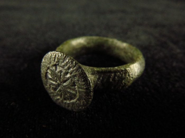 Medieval Bronze Seal Ring decoratred with Star Cross design - 18 mm  (No Reserve Price)