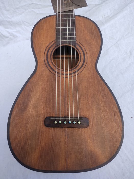 Acoustic guitar  (No Reserve Price)