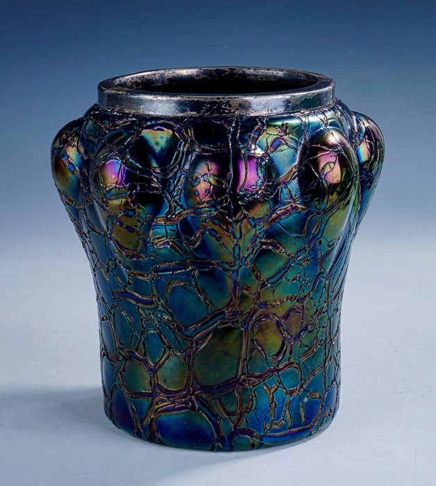 Wilhelm Kralik Sohn - Váza -  Szecessziós irizáló váza erezett szálakkal és Stirling ezüst peremmel • 1900-as évek  - Üveg