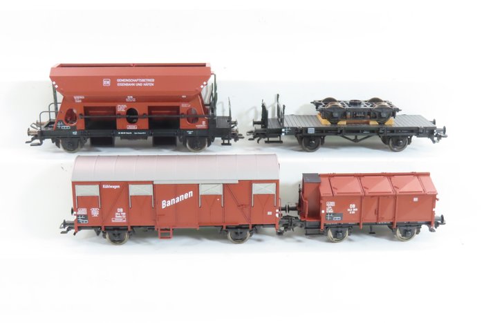 Fleischmann H0 - 95 5805K - Modellbahn-Güterwagenset (1) - 4-teiliges Güterwagen-Set inklusive 2-achsigem Unter-/Selbstentlader und Flachwagen mit Ladung - DB
