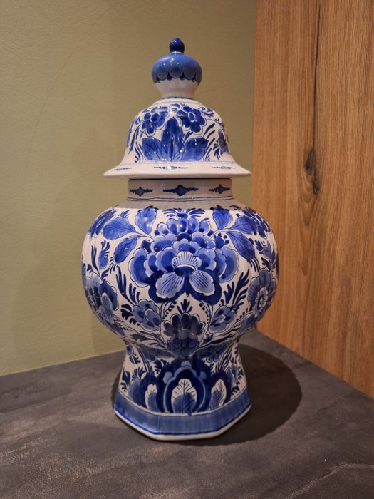 De Porceleyne Fles, Delft - Lidded vase  - Earthenware