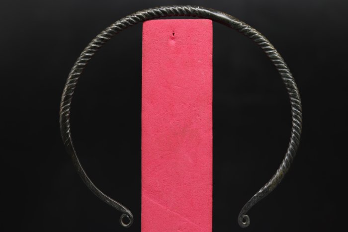 Bronsealderen Urnfield Culture - Circular Twisted Torque - 12.3 cm  (Ingen reservasjonspris)