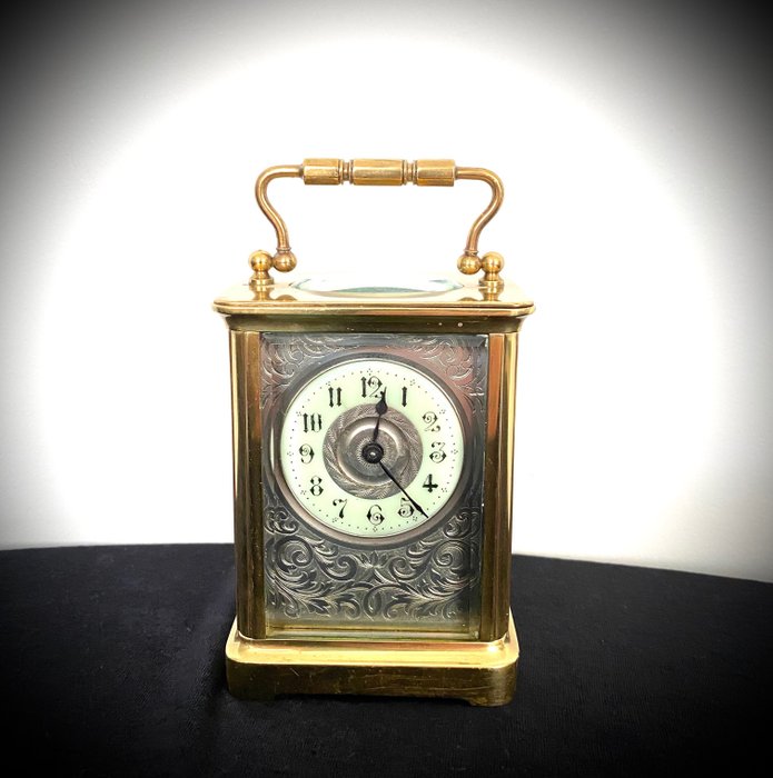 Ρολόι Carriage, Επιτραπέζιο/επιτραπέζιο ρολόι -   Ορείχαλκος + επάργυρη εγχάρακτη διακόσμηση γύρω από το ρολόι - Περίπου το 1880 - Χωρίς κράτηση τιμής