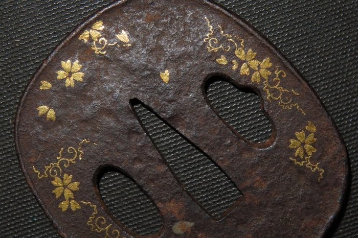 Katana - Smidd jern - Flower Tsuba : C4-44 - Japan - Edo-perioden (1600-1868)  (Ingen reservasjonspris)