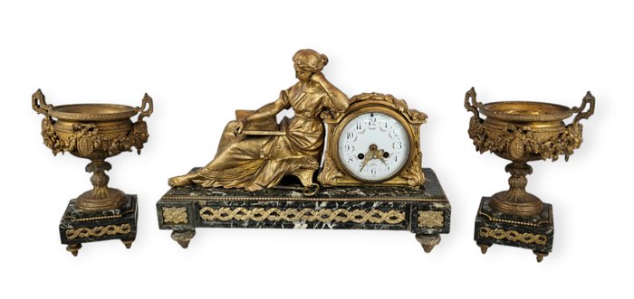 壁炉钟，配以 Geoffrin 风格的瓮饰。Japy Freres  (3) - Emile Andrè Boisseau -   大理石, 镀金青铜 - 1880年-1900年