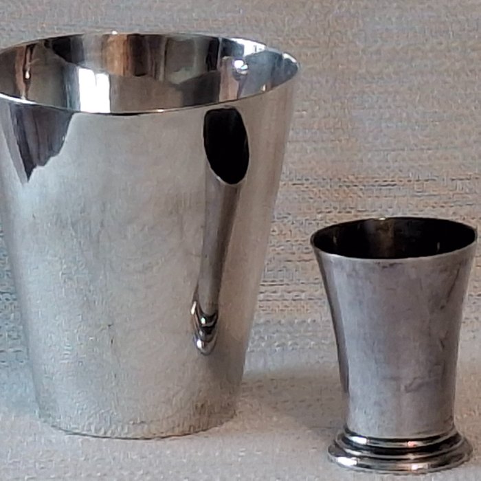 Engelse en Hollandse Zilver keuren. - Kopp (2) - Grote Engelse Zilveren Beker, Sheffield 1902. toegevoegd kleinere Hollandse beker , oude zwaardje - 925/833/1000 silver
