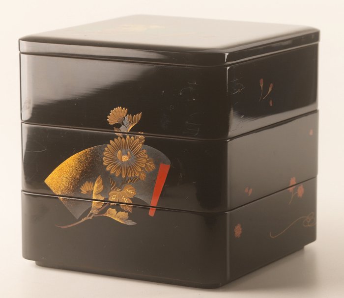 盒 - 非常精美的 jubako，帶有節日圖案蒔繪設計 - 包括刻有 tomobako - 木, 漆, 金色, 銀