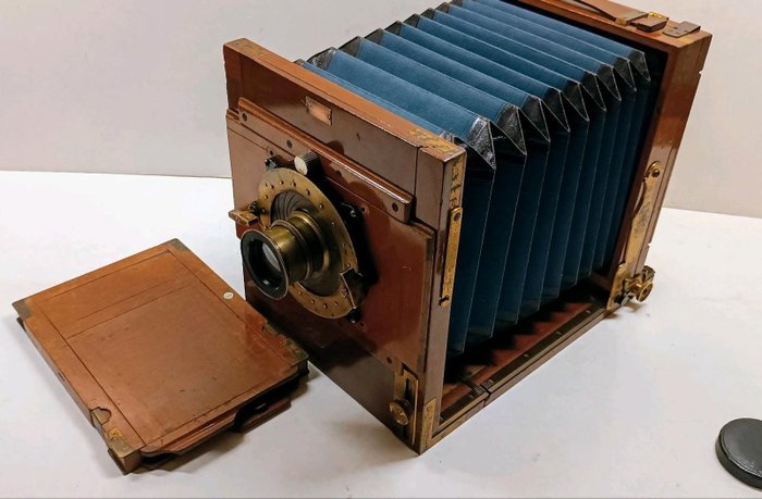 Antike Holzreisecamera mit Vintage Brass Optik Plattencamera Αναλογική φωτογραφική μηχανή