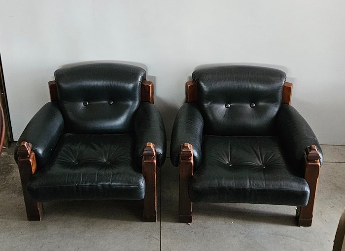 扶手椅子 - 一对黑色皮革和实心胡桃木结构的扶手椅