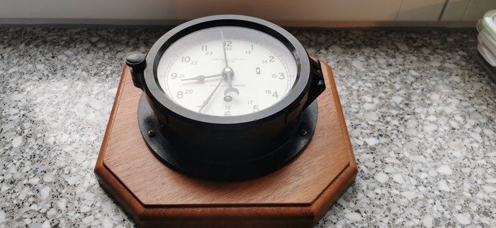 Ρολόι πλοίου - Chelsea clock Co Boston - US Government Βιομηχανικό design Ορείχαλκος, Πλαστικό - 1960-1970