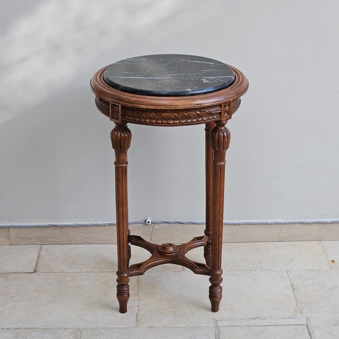 Stolik boczny - Wysoki mahoniowy stolik kawowy z czteronożnym blatem z czarnego marmuru