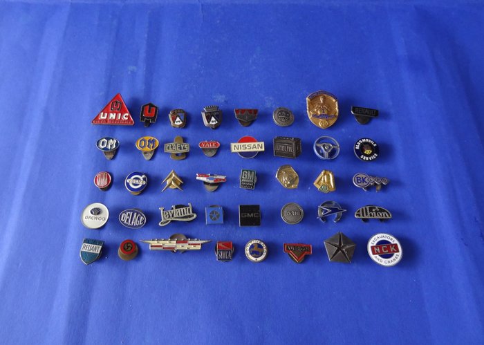 40 épinglettes et boutons de revers de voiture différents Automobilia 40 articles de épinglettes de - n.v.t. - 1950