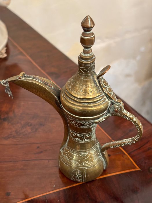 达拉阿拉伯咖啡壶 - 黄铜色 - 沙特阿拉伯 - 19 世纪末 - 20 世纪初