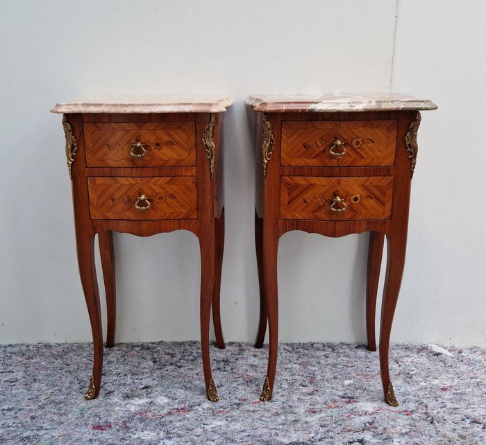 床头柜 (2) - 一对镶嵌细工 Table de Chevet - 床头柜或边桌 - 大理石, 红木, 缎木, 青铜（冷漆）, 玫瑰森林