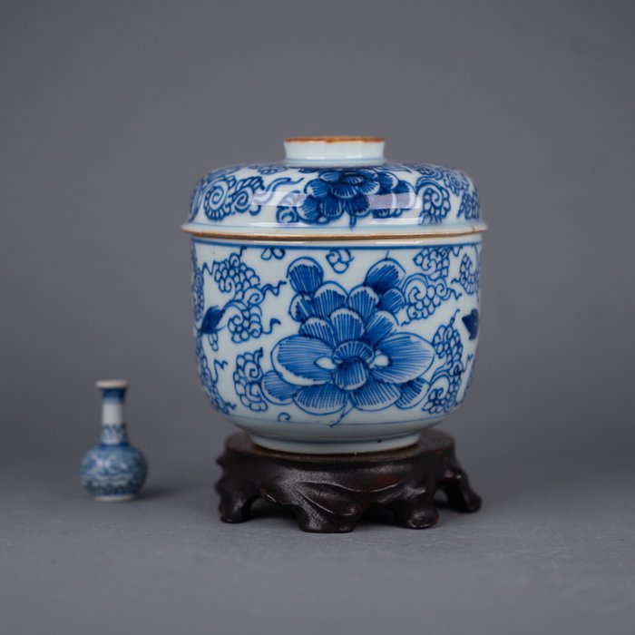 Kangxi (ca. 1700) - Jar - Amazing quality - Peonies Candy Jar - Porcelain