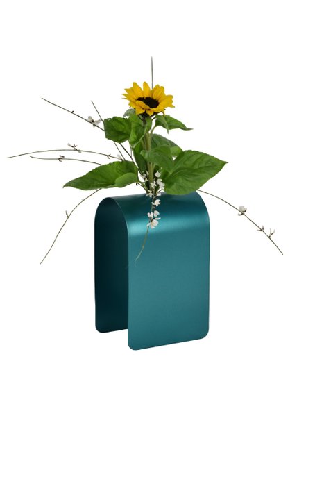 WM METAL DESIGN - William Mulas - Enkeltblomst vase -  "Dahlia" Blå vase av William Mulas  - Stål