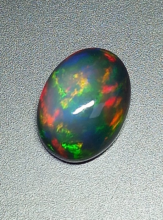 Schwarzer Opal aus Äthiopien. 4,20 Karat. Kein Mindestpreis. Ovaler Cabochon - Höhe: 13.22 mm - Breite: 9.7 mm- 0.84 g