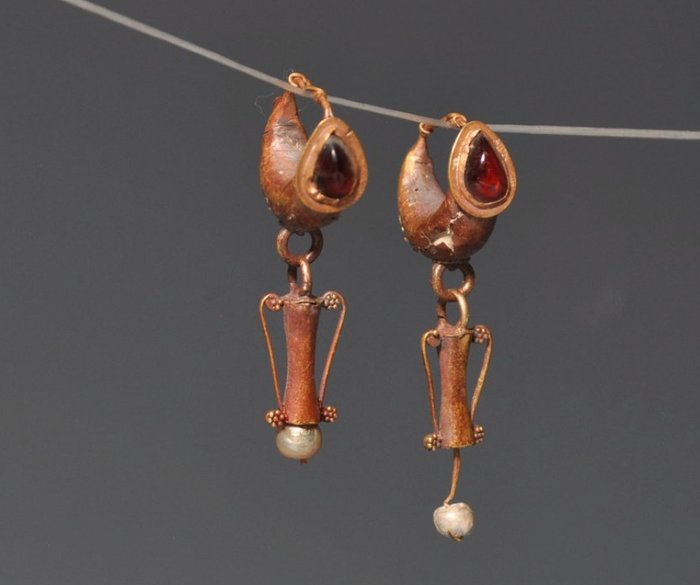 Römisches Reich Gold Ohrringe, besetzt mit amphorenförmigen Tropfen und Perlen - 3.8 cm
