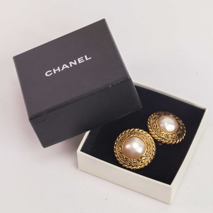 Chanel - Sztuczna perła ze złotymi uszami - Kolczyki