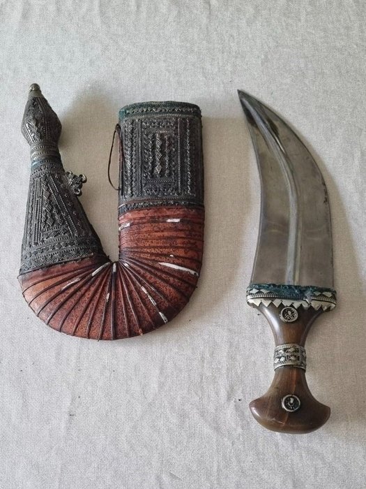 Jambiya dagger - Iron (cast/wrought), Leather - Arabian Peninsula - first half 20th century