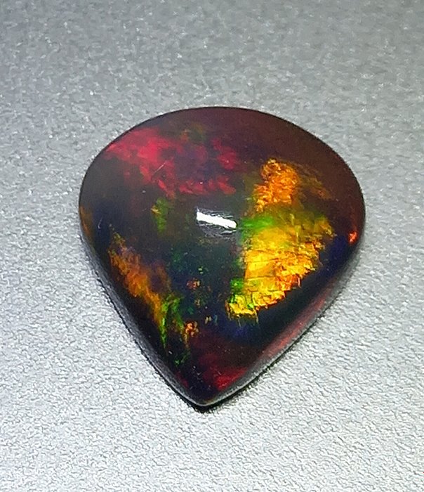 Ethiopian black opal cabochon, smoked. 4.20 carats. No reserve price! Cabochon - Height: 13.2 mm - Width: 12.2 mm- 0.84 g