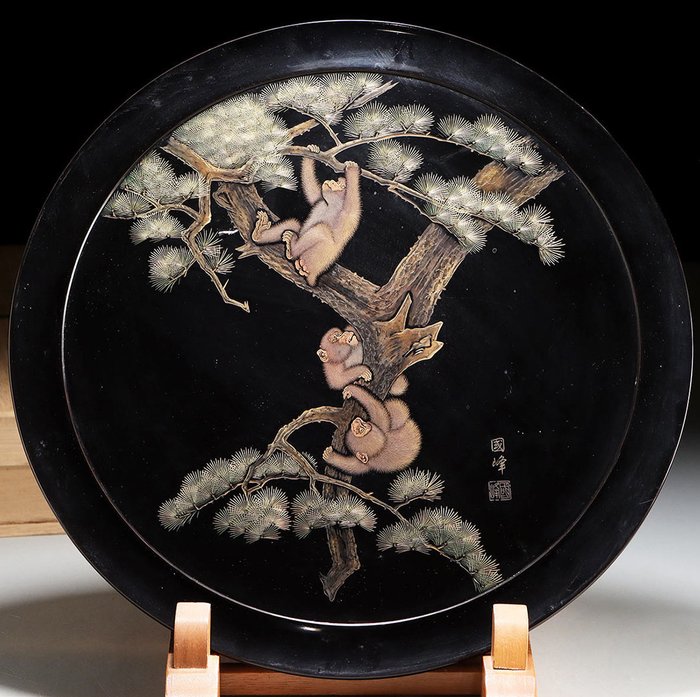 Nishimura Kunimine - 托盘 - 精美的金盘，漆器图案“三只猴子在松树上玩耍”， - 木, 金
