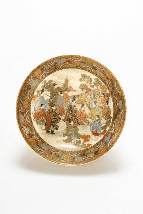 Teeschale - Eine fein bemalte Satsuma-Teeschale, die eine Szene im Freien mit einigen Adelsfiguren darstellt - Emaille, Gold, Keramik