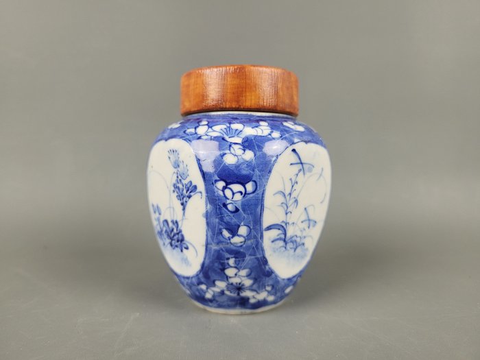 Lidded jar with crackled ice and different flower decorations - Porselein - China - 18th century