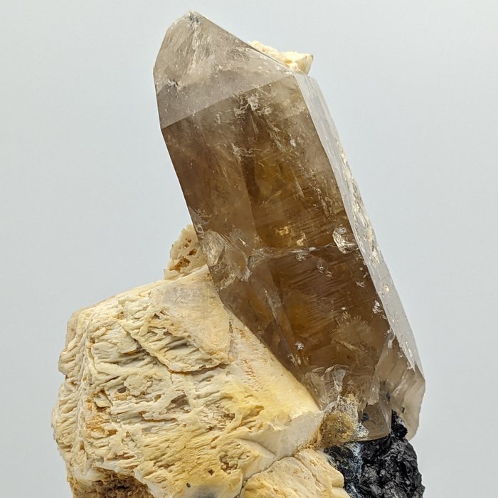ORANGE QUARZ auf SCHORLIT und MIKROKLIN, grob Kristalle - Höhe: 154 mm - Breite: 77 mm- 651.24 g - (1)