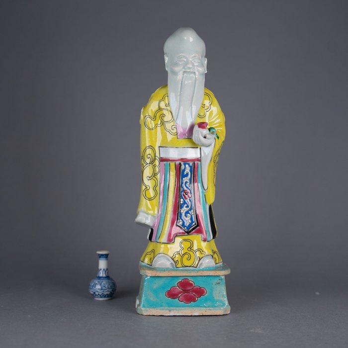 Standing immortal holding a peach - Porcelæn - Kina - Qianlong (1736-1795)