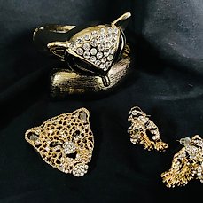 Themacollectie – Stunning Jewelry, Gold plated: Bracelet- Brooch and Earrings – Betsy Johnson