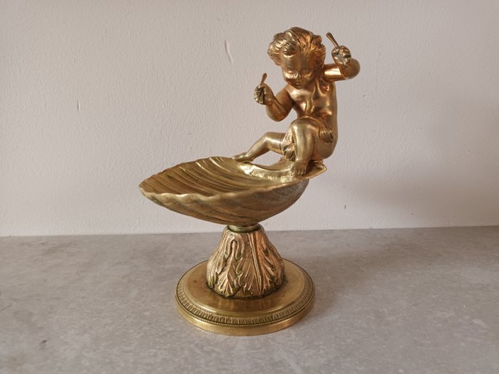Statue, Putto zittend op rand van schaal - 17 cm - Bronze (vergoldet)