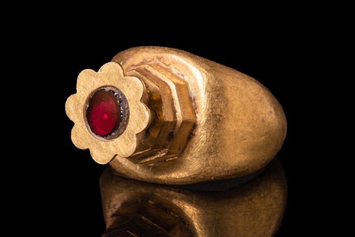 Meroving Arany gyűrű gránát drágakővel