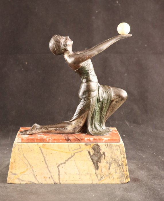 Jonglerende danseres - 雕塑, Art Deco - 23 cm - 复合材料, 大理石